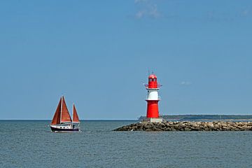Segelboot und Leuchtturm vor Warnemünde von Katrin May