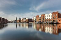 Woningen en kerktoren aan het Buizengat in Vlaardingen