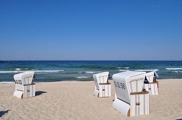 chaises longues blanches sur la plage nord de Göhren, sur l'île de Rügen
