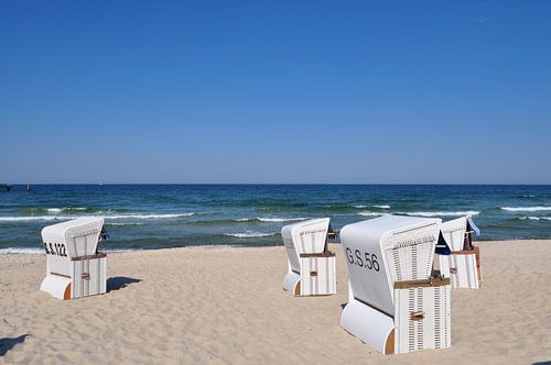 witte strandstoelen aan het noordelijk strand in Göhren op het eiland Rügen