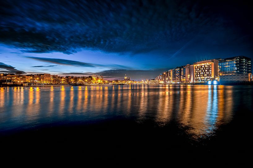 Stadsgezicht Amsterdam zonsondergang van Fotografiecor .nl