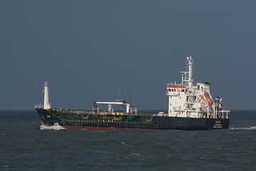 Tanker op zee verlaat de haven van Rotterdam. van scheepskijkerhavenfotografie