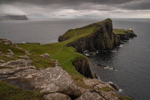Der Leuchtturm von Neist Point an einem regnerischen Nachmittag