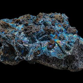 Roche de lave volcanique aux couleurs intenses sur fond noir sur RAW & Refined