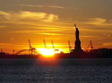 Vrijheidsbeeld bij zonsondergang van Jutta Klassen