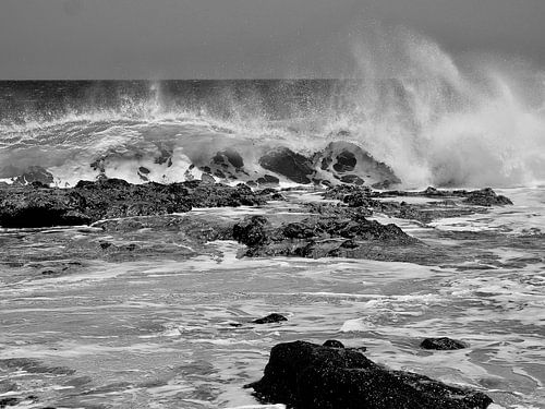 Golven op het strand van Sao Pedro, San Vicente, Kaap Verdië.