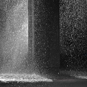 Sizilianischer Rhythmus der Wassertropfen in Catania - monochrom