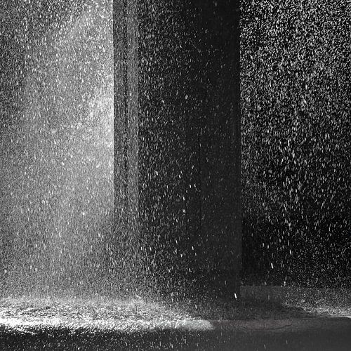 Sizilianischer Rhythmus der Wassertropfen in Catania - monochrom