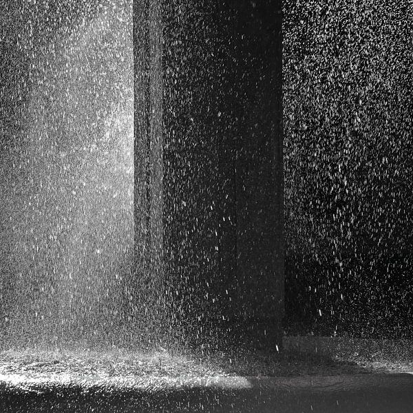 Siciliaans ritme van waterdruppels in Catania - monochroom van Silva Wischeropp