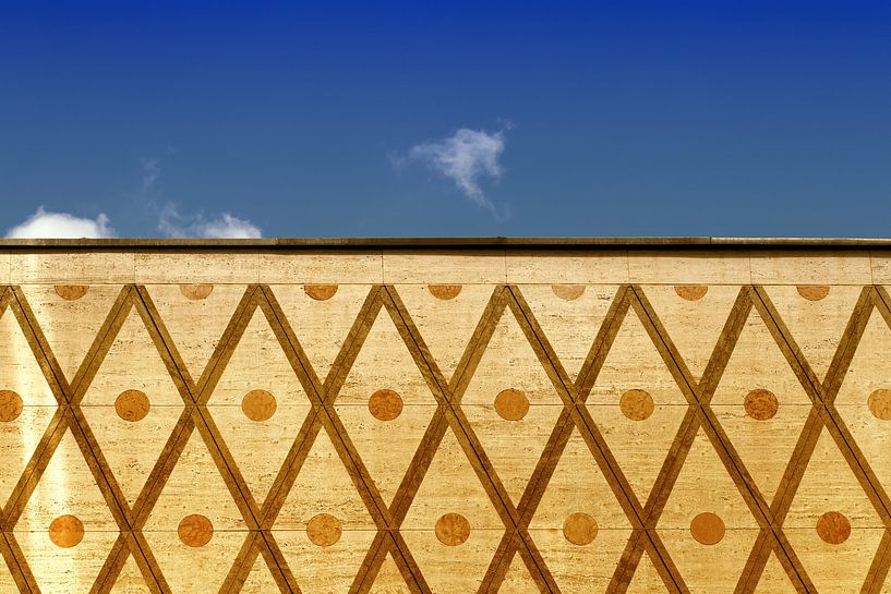 BERLIN Hausfassade - careful clouds von Bernd Hoyen