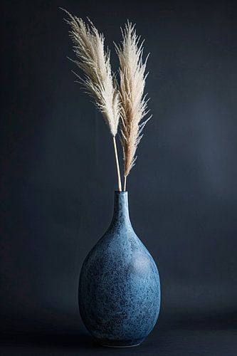 Blauwe vaas met beige pampasgras in minimalistische stijl