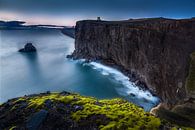 Leuchtturm auf Island mit Steilküste am Meer von Voss Fine Art Fotografie Miniaturansicht