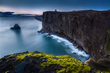 Leuchtturm auf Island mit Steilküste am Meer von Voss Fine Art Fotografie