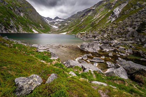 Magnifique lac de montagne dans les Alpes autrichiennes