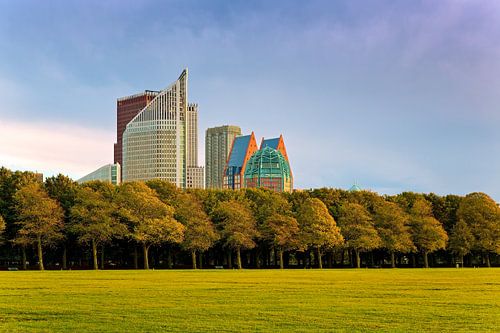 Hoge gebouwen in skyline Den Haag