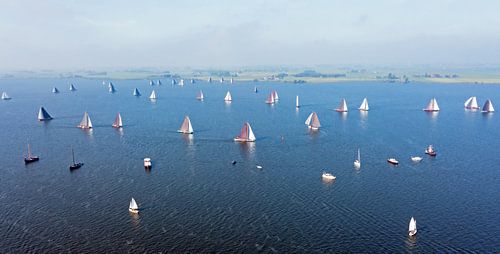 Luchtfoto van skutsjessilen op de Fluessen in Friesland