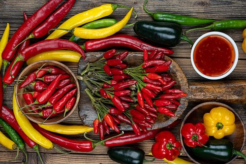 Des épices aux couleurs vives : Piment sur fond de bois
