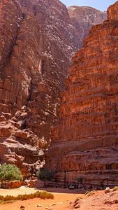 Gigantische rotsformaties in Wadi Rum, Jordanië