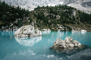 Lac de montagne turquoise