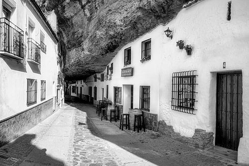 Huis in de rots in het witte bergdorp in Andalusië / Spanje in zwart-wit