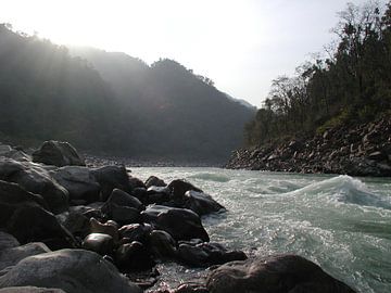 De wilde rivier de Ganges in de Himalaya in India van Eye on You