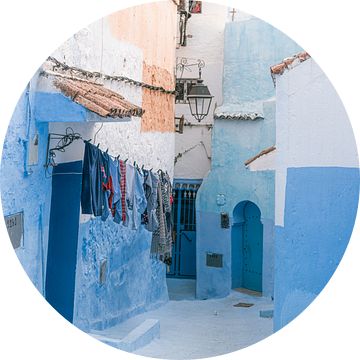 Blauwe betovering: Een kleurrijk straatje in Marokko van Marika Huisman fotografie