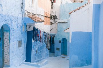 Blauwe betovering: Een kleurrijk straatje in Marokko van Marika Huisman fotografie