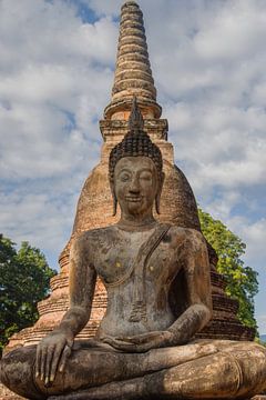 Zittende boeddha in Thailand van Marilyn Bakker