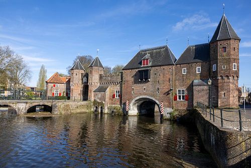 Zonnige blik op de Koppelpoort in Amersfoort