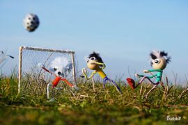 Les Fubby's espiègles qui jouent au football.