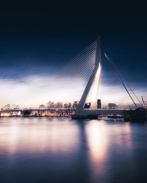 Erasmus-Brücke Leuchtende Nachtwolken, Rotterdam von vedar cvetanovic
