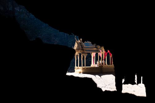 Verborgen tempel in geheime grot