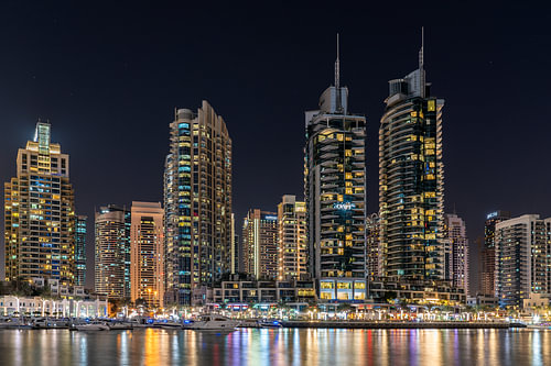 Dubai Marina weerspiegeld in het water