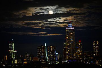 Blue moon 2023 skyline Rotterdam van BKTFotografie