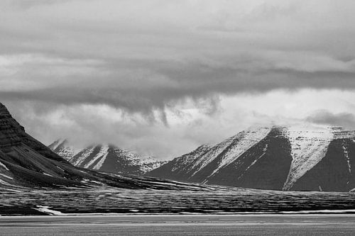 Air menaçant dans le Fjord Bellsund.