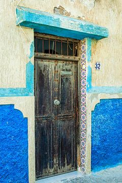 Oriental entrance hall with blue walls by Patricia Hofmeester