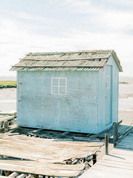 Vieille maison de pêcheur bleu au Portugal sur Youri Claessens
