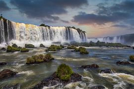 Die Iguazú-Wasserfälle, fotografiert von der brasilianischen Seite. von Jan Schneckenhaus