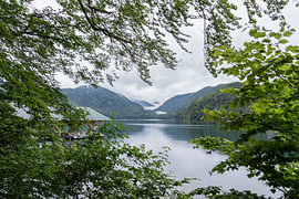 Prachtig uitzicht over de Alpsee in Beieren – Foto van het meer in een sfeervol herfstlandschap met lege ruimte van Sebastian Czech