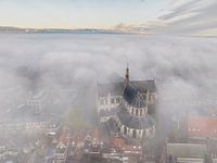 Grote Kerk van Alkmaar gehuld in de mist