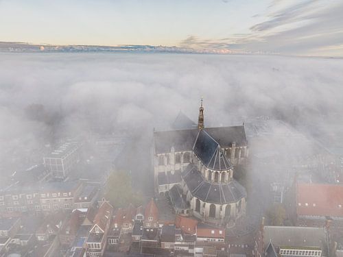 Die Grote Kerk in Alkmaar in Nebel gehüllt