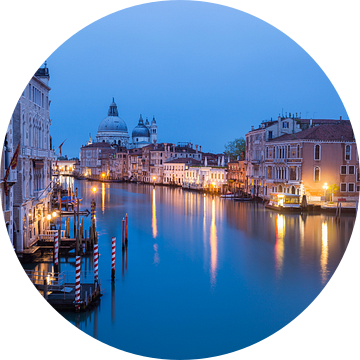 Venetie, uitzicht vanaf de Ponte dell'Accademia bij het eerste ochtendlicht van Sander Groffen