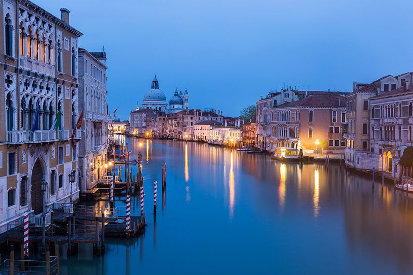 Venedig, Blick von der Ponte dell'Accademia im ersten Morgenlicht von Sander Groffen