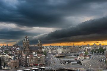 Rolwolk boven Amsterdam van Elisabeth Aardema