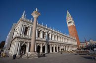 Bibliotheek Marciana, met  Campanile van San Marco, Venetië van Joost Adriaanse thumbnail