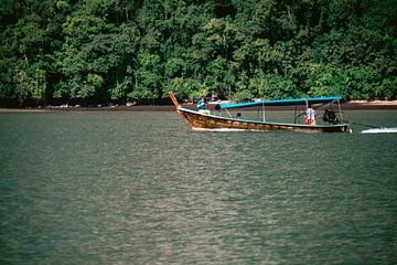 Vissersboot in het prachtige Thailand van Lindy Schenk-Smit