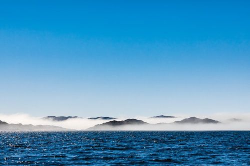 Zeemist tussen de rotskust nabij Aasiaat, Groenland