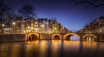 Amsterdamse grachten tijdens schemer van Dennis Donders
