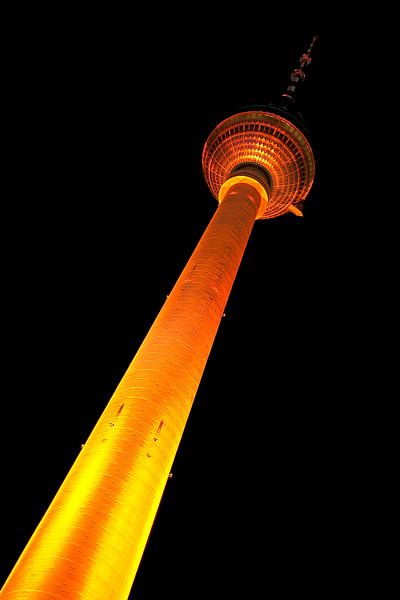 Berliner Fernsehturm mit gelber Beleuchtung von Frank Herrmann