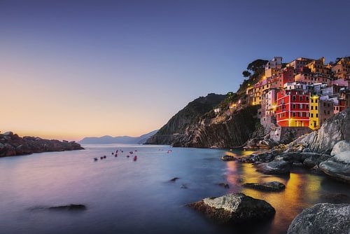 Riomaggiore na zonsondergang. Cinque Terre, Italië